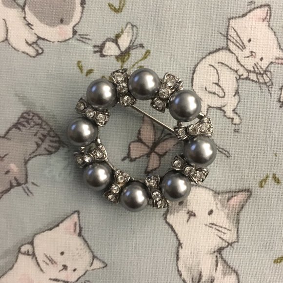 Vintage Silver Pearl and Rhinestone Costume Brooch - Picture 7 of 8